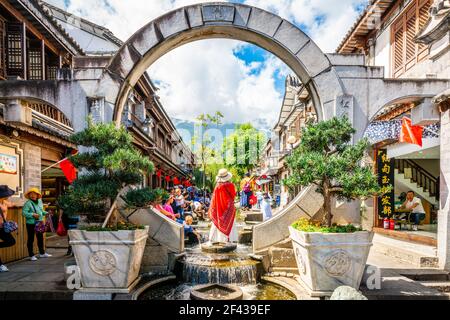 Dali China , 5 Oktober 2020 : Tourist posiert in der Mitte der runden Steintor in malerischen Fußgängerzone der Dali Altstadt Yunnan China Stockfoto