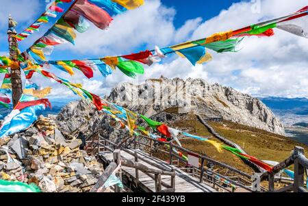 Shika Schneeberggipfel und tibetisch-buddhistische Gebetsfahnen Ansicht In Shangri-La Yunnan China Stockfoto