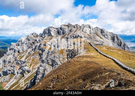 Shika Schnee Berg Gipfelansicht in Shangri-La Yunnan China Stockfoto