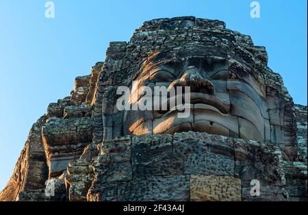 Steinskulptur eines Bodhisattva- oder Buddha-Gesichts im Bayon-Tempel, Angkor Thom, Kambodscha. Stockfoto