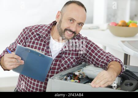 Klempner zur Festsetzung häusliche Waschmaschine Stockfoto