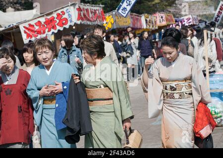 Gruppe japanischer Frauen, die Kimonos tragen, nähert sich dem Yasukini-Schrein, Tokio, Japan Stockfoto