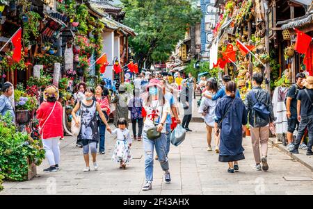 Dali China , 5 Oktober 2020 : Chinesische Frau trägt blaue chirurgische Gesichtsmaske während 2020 goldenen Wochen Urlaub in der Mitte der anderen Menschen in Dali alten Schlepptau Stockfoto