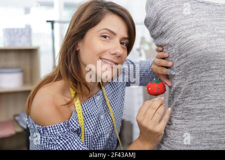 Frau, die mit Stuhl arbeitet Stockfoto