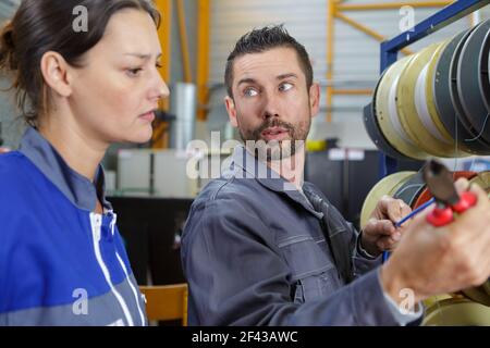 Zwei Ingenieure arbeiten im Werk zusammen Stockfoto