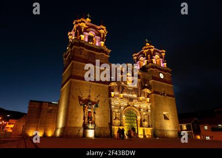 Kirche in Puno bei Nacht, Titicaca See, Peru. Stockfoto