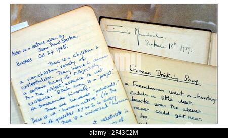 The Antiquarian Book fair....EINE Sammlung von Büchern von Iris Murdoch mit handschriftlichen Notizen von sich selbst sind auf dem Verkauf von Rachel Lee seltene Bücher auf der Buchmesse in Olympia 2 Ausstellungshalle in London, Donnerstag 5 Juni bis so 8 Juni.pic David Sandison 5/6/2003 Stockfoto