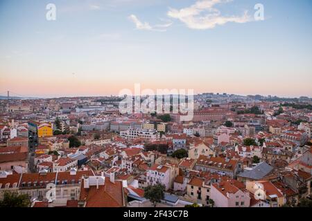 Sonnenuntergang über dem historischen Stadtzentrum von Lissabon, Portugal Stockfoto