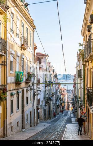 Rua da Bica de Duarte Belo, berühmt für seine ikonische gelbe Standseilbahn (Elevador Da Bica) im historischen Zentrum von Lissabon, Portugal. Stockfoto