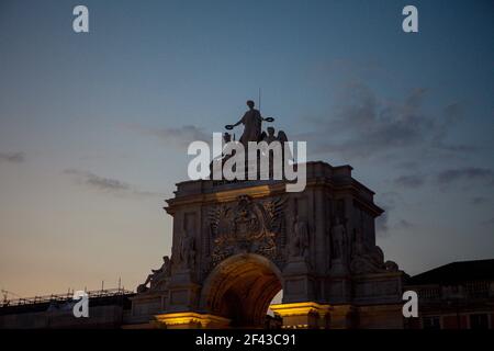 Arco da Rua Augusta, das triumphale, bogenartige Hotel am en der Rua Augusta und mit Blick auf Praça de Comercio, im Zentrum von Lissabon, Portugal. Stockfoto