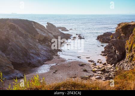 Eine kleine Bucht und ihr leerer Strand in der Nähe von Porto Covo in Alentejo an der Atlantikküste, Portugal. Stockfoto