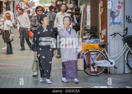 Zwei japanische Frauen mittleren Alters, die in Asakusa mit Kimonos einkaufen, Tokio, Japan Stockfoto