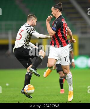 Mailand, Italien. März 2021, 19th. AC Mailands Zlatan Ibrahimovic (R) wetteiferte mit Luke Shaw von Manchester United während des Europa League-Spiels von 16 Sekunden zwischen AC Milan und Manchester United in Mailand, Italien, am 18. März 2021. Quelle: Xinhua/Alamy Live News Stockfoto