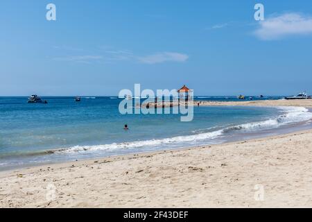 Pavillon am Strand von Sanur. Weißer Sand, blauer Himmel, das Meer. Bali, Indonesien. Stockfoto