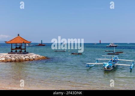 Pavillon am Strand von Sanur. Weißer Sand, blauer Himmel, das Meer. Bali, Indonesien. Stockfoto