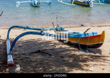 Traditionelle indonesische Outrigger Stil mit Fischerboot (Jukung) am Strand von Sanur, Bali, Indonesien. Stockfoto