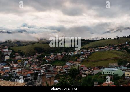 Kaltfrontwolken nähern sich von der Nordostseite der bergigen Landschaft Region der Gemeinde Cunha in sehr frühen Morgen und bewölkten Himmel. Stockfoto