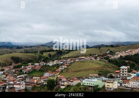 Nordostansicht einer Wohngegend auf der hügeligen Seite der Gemeinde Cunha am frühen Morgen und unter bewölktem Himmel. Stockfoto