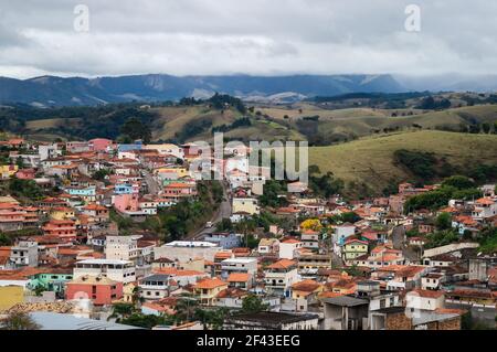 Nordostansicht der bergigen Landschaft und Wohngebiet der Gemeinde Cunha am frühen Morgen und unter bewölktem Himmel. Stockfoto