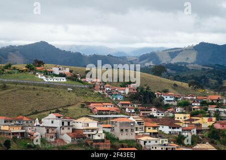 Nordostansicht der bergigen Landschaft und Wohngebiet der Gemeinde Cunha am frühen Morgen und unter bewölktem Himmel. Stockfoto