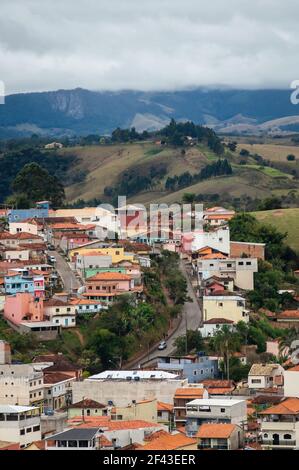 Blick auf das nordöstliche Wohngebiet über die Hügel rund um die Francisco Alves de Oliveira Avenue am frühen Morgen und unter bewölktem Himmel. Stockfoto