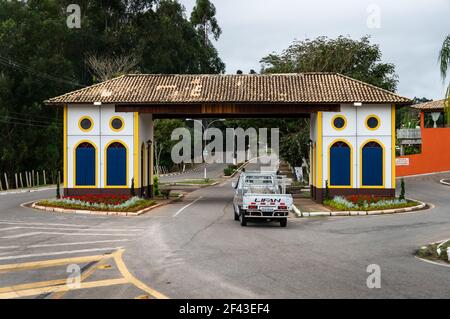 Der farbenfrohe und geschmückte Stadteingang der Gemeinde Cunha bei bewölktem Wetter. Das Tor befindet sich in der Francisco da Cunha Menezes Straße. Stockfoto