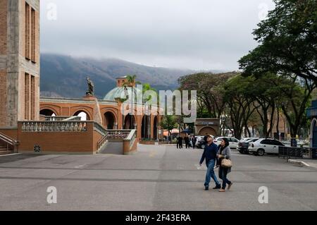 Der westliche breite Asphaltweg, der von Pilgern genutzt wird, führt bei bewölktem Wetter in die Basilika des Nationalheiligtums unserer Lieben Frau Aparecida. Stockfoto