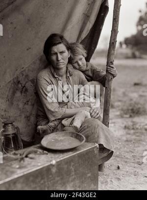 Familie der Wanderarbeiter in der Landwirtschaft. Sieben hungrige Kinder. Mutter im Alter von zweiunddreißig Jahren. Vater ist gebürtiger Kalifornier. Nipomo, California Photo zeigt Florence Thompson mit mehreren ihrer Kinder in einem Zeltunterstand als Teil der "Migrant Mother" Serie. März 1936.Foto von Dorothea lange. Stockfoto