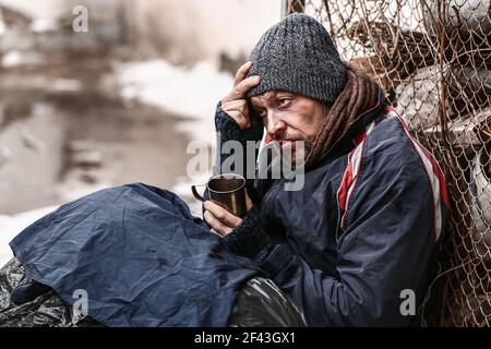 Armer Obdachloser im Freien am Wintertag Stockfoto