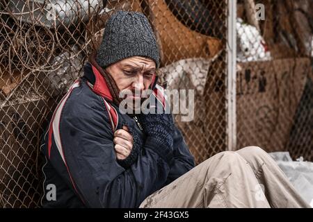 Armer Obdachloser im Freien am Wintertag Stockfoto