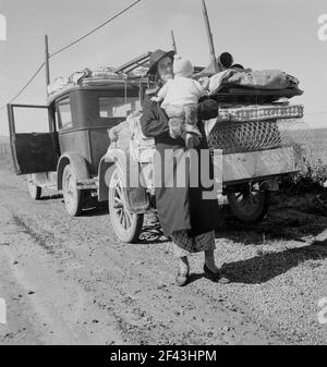 Missouri Familie von fünf, sieben Monate aus dem Dürregebiet. „Pleite, Baby krank, Autoprobleme.“ U.S. 99 bei Tracy, Kalifornien Februar 1937 Foto von Dorothea lange. Stockfoto