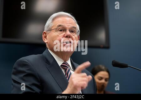 Der Senator der Vereinigten Staaten, Bob Menendez (Demokrat von New Jersey), hält am Donnerstag, den 18. März 2021, im Rayburn House Office Building in Washington, DC, eine Rede, um den zweikameralen Puerto Rico Self-Determination Act von 2021 einzuführen. Kredit: Rod Lampey/CNP /MediaPunch Stockfoto