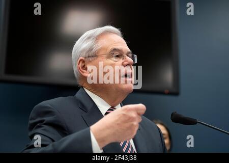 Der Senator der Vereinigten Staaten, Bob Menendez (Demokrat von New Jersey), hält am Donnerstag, den 18. März 2021, im Rayburn House Office Building in Washington, DC, eine Rede, um den zweikameralen Puerto Rico Self-Determination Act von 2021 einzuführen. Kredit: Rod Lampey/CNP /MediaPunch Stockfoto