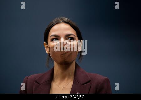 Die Vertreterin der Vereinigten Staaten, Alexandria Ocasio-Cortez (Demokrat von New York), führt am Donnerstag, den 18. März 2021, im Rayburn House Office Building in Washington, DC, eine Pressekonferenz durch, um den zweikameralen Puerto Rico Self-Determination Act von 2021 einzuführen. Kredit: Rod Lampey/CNP /MediaPunch Stockfoto