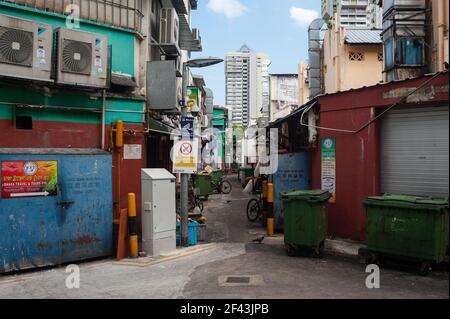 10,03.2021, Singapur, Republik Singapur, Asien - Blick in eine schmale und ruhige Seitenstraße in Little India City District. Stockfoto