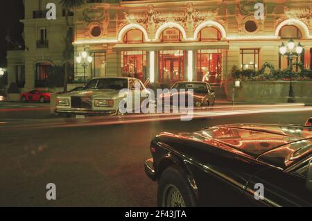 Luxusautos warten auf ihre Besitzer und Flüsse vor dem Hotel de Paris, Monaco, Cote d'Azur, Frankreich, Stockfoto