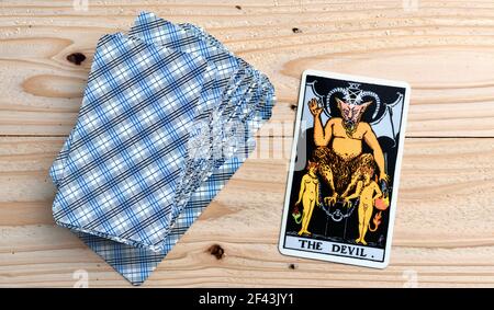 Der Teufel Tarot-Karten, Tarot-Karten auf Holzhintergrund. Stockfoto