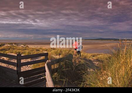 Weibliche Freunde machen ein Foto von sich selbst unter den Dünen in Le Touquet, Nordfrankreich, Stockfoto