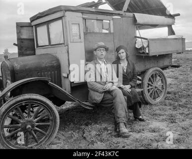 Migrantenfamilie auf der Suche nach Arbeit in den Erbsen Felder. Kalifornien. Februar 1936. Foto von Dorothea lange. Stockfoto