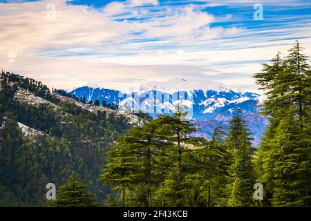 Landschaft mit dem Himmel. Ein malerisches Dorf im Hintergrund des Himalaya-Gebirges. Himachal Pradesh, Indien. Stockfoto