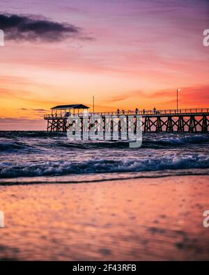 Sonnenuntergang über dem Steg am Grange Beach, South Australia Stockfoto