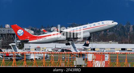 Richmond, British Columbia, Kanada. März 2021, 6th. Ein Airbus A330-200 von Sichuan Airlines (B-8468) hebt vom internationalen Flughafen Vancouver ab. Quelle: Bayne Stanley/ZUMA Wire/Alamy Live News Stockfoto