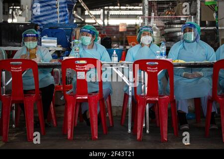 Bangkok, Thailand. März 2021, 18th. Gesundheitshelfer warten auf Patienten am Bang Khae Markt während eines Massenimpfungsprogramms in Bangkok, Thailand am 18. März 2021. Die Bangkok Metropolitan Administration (BMA) startete ein Massenimpfungsprogramm im geschlossenen Bang Khae Markt, nachdem 224 Fälle von Covid-19 unter den Bewohnern in und um den Markt gefunden wurden. Insgesamt 6000 Dosen werden für die nächsten Tage verabreicht werden, sagte der Gouverneur. Kredit: SOPA Images Limited/Alamy Live Nachrichten Stockfoto