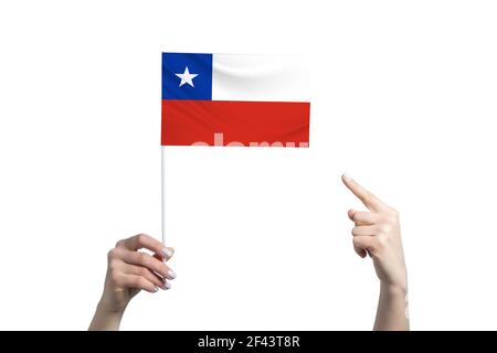 Eine schöne weibliche Hand hält eine chilenische Flagge, auf der sie den Finger ihrer anderen Hand zeigt, isoliert auf weißem Hintergrund. Stockfoto
