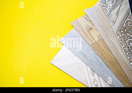 Bodenbelag - Linoleum. Der Bodenbelag ist gerollt. Auswahl von Linoleum-Proben im Laden. Arten von Bodenbelägen. Stockfoto