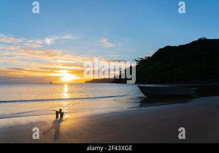 Anker und Kette zu Schlauchboot in Silhouette am Wasser Rand Mulberry Grove Beach Great Barrier Island Neuseeland. Stockfoto