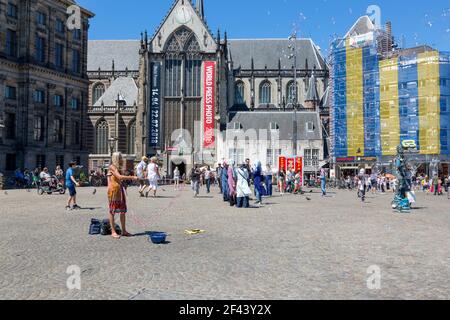Amsterdam, Niederlande - 02. Juli 2018: Blick auf den zentralen Dam-Platz in Amsterdam Stockfoto