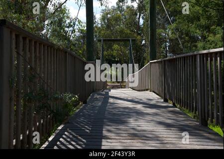 Eine Nahaufnahme der Rupert Street hölzernen Hängebrücke über Mullum Mullum Creek in Ringwood, Victoria, Australien. Stockfoto