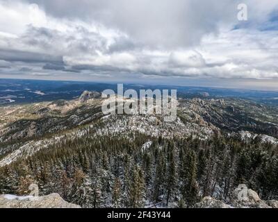 Blick auf die Black Hills von der Spitze des Black Elk Peak (Harney Peak), Custer State Park, South Dakota, USA Stockfoto