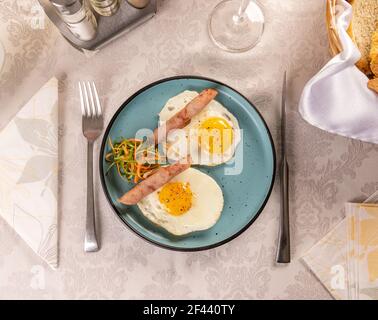 Sonnige Eier und gebratener Schinken zum Frühstück Stockfoto